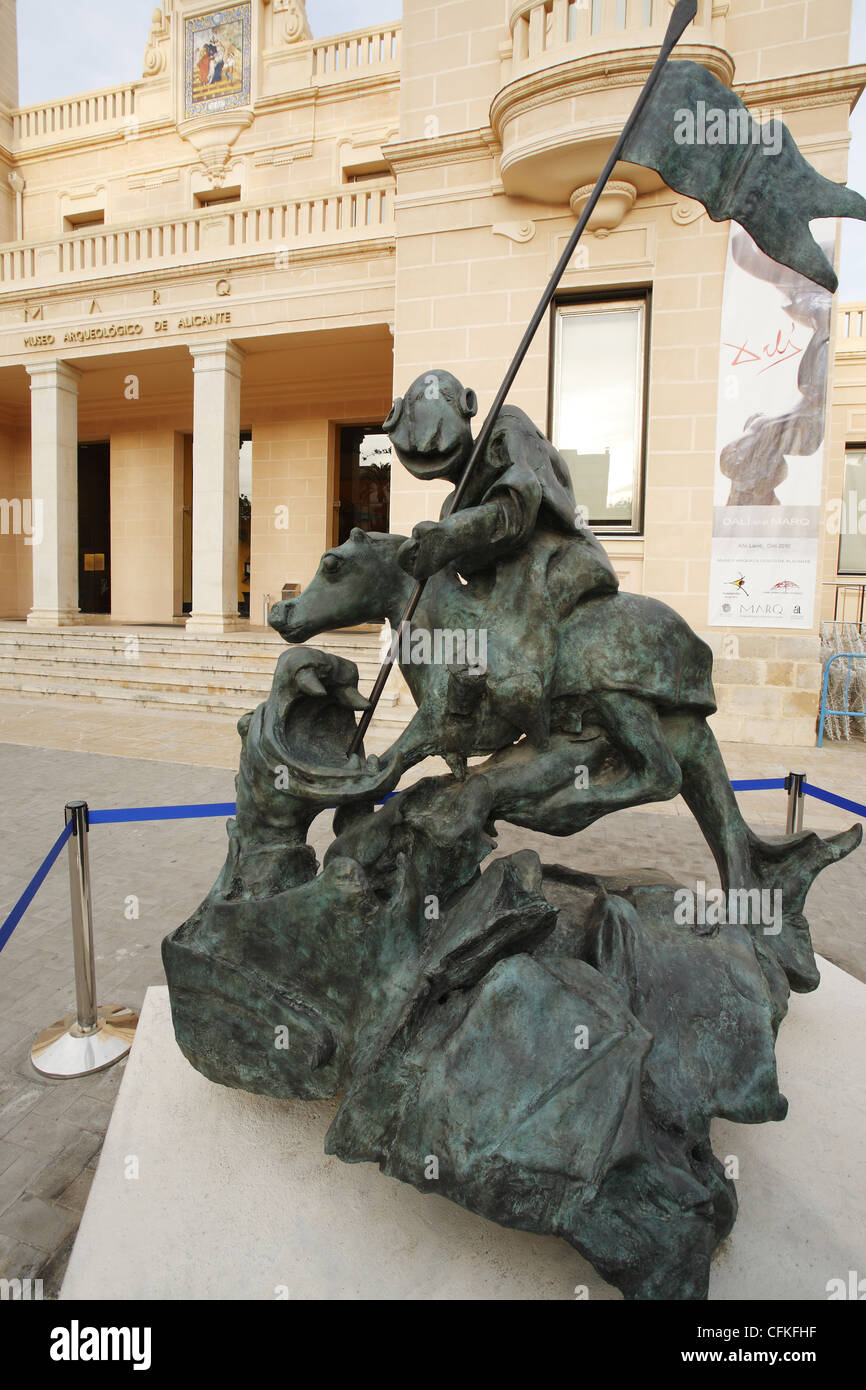 Saint George Bronze-Skulptur von Salvador Dali vor das archäologische Museum von Alicante, Spanien Stockfoto