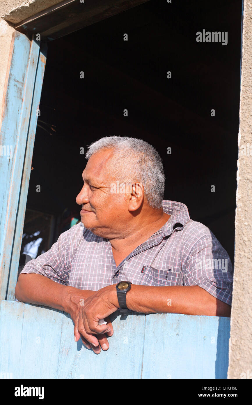 Alter Mann auf der Suche seiner Haustür. Mexiko, Nordamerika Stockfoto