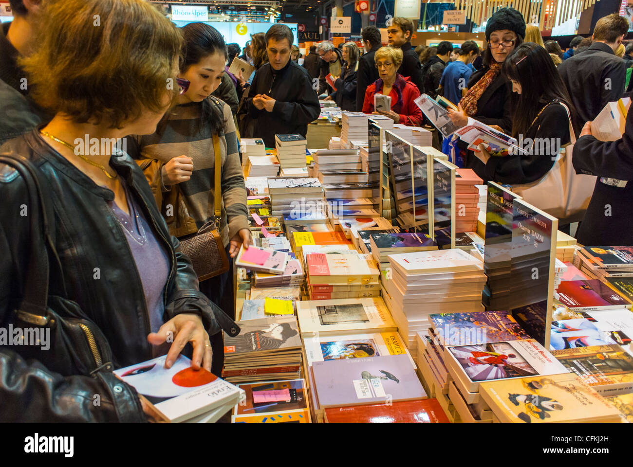 Paris, Frankreich, Menschenmassen Besuch des Salon du Livre, Buchmesse, Bibliothek, Nationalversammlung frankreich, Verlagsgeschäft Stockfoto