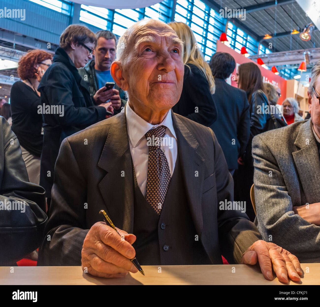 Paris, Frankreich, "Stéphen Hessel", Französischer Schriftsteller, Signing Books, im Salon du Livre, der Buchmesse, sind ältere Menschen, Erwachsene, französische Rentner Stockfoto