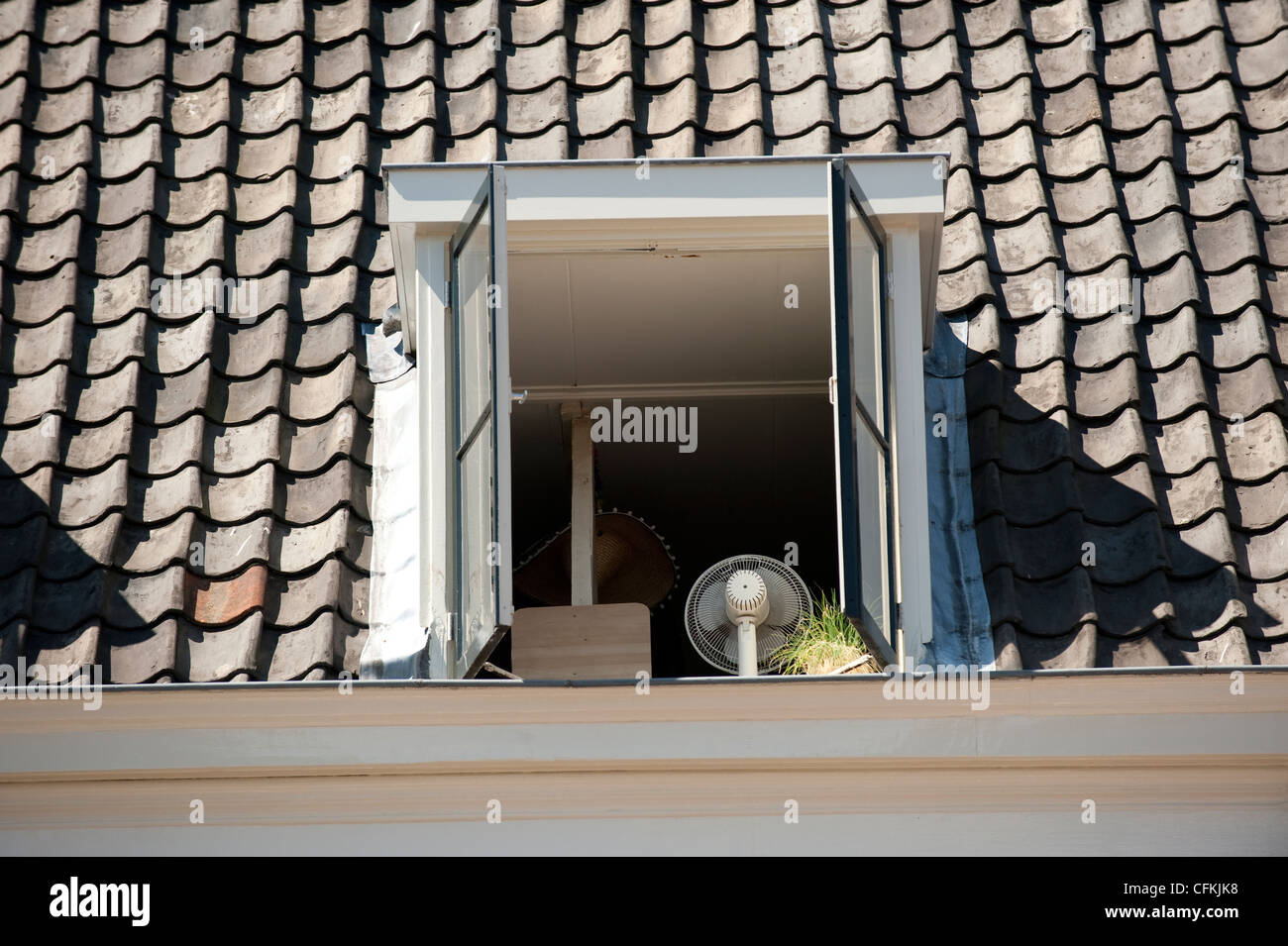 Dachfenster und Ventilator im Sommer Leiden-Holland-Niederlande-Europa-EU Stockfoto