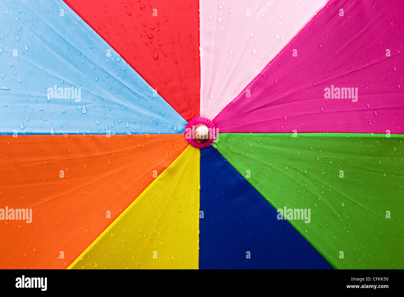 Nahaufnahme von einem bunten Schirm im Regen. Stockfoto