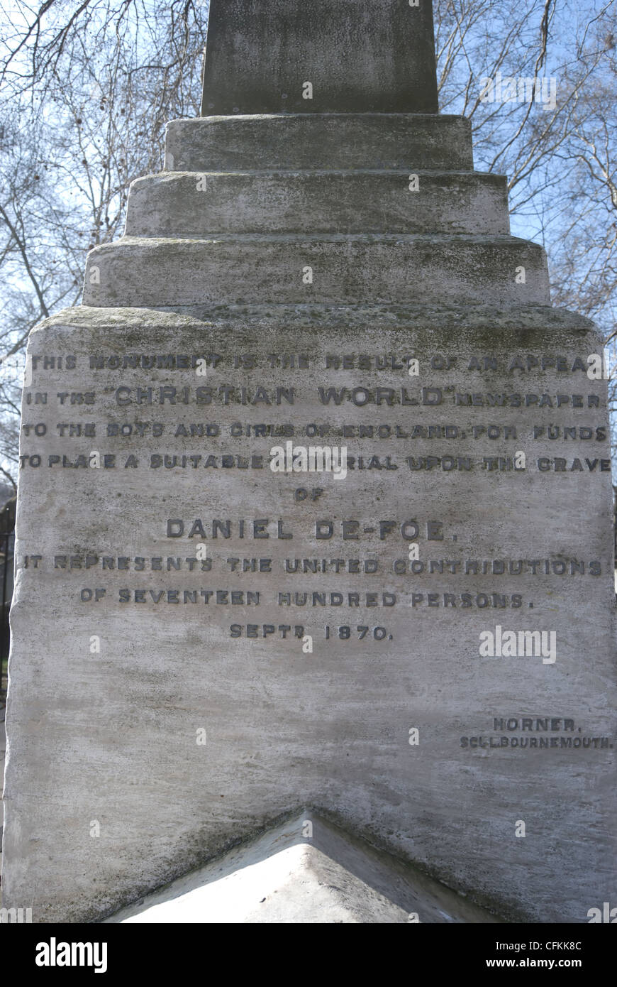 Inschrift auf Obelisk markiert das Grab von Autor Daniel Defoe bei Bunhill fields Cemetery in London, England Stockfoto