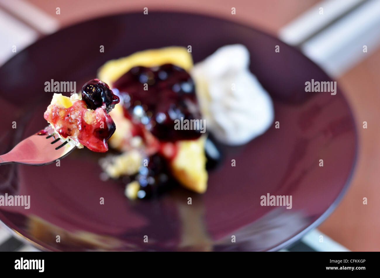 Nahaufnahme von Blaubeer-Käsekuchen auf Gabel Stockfoto