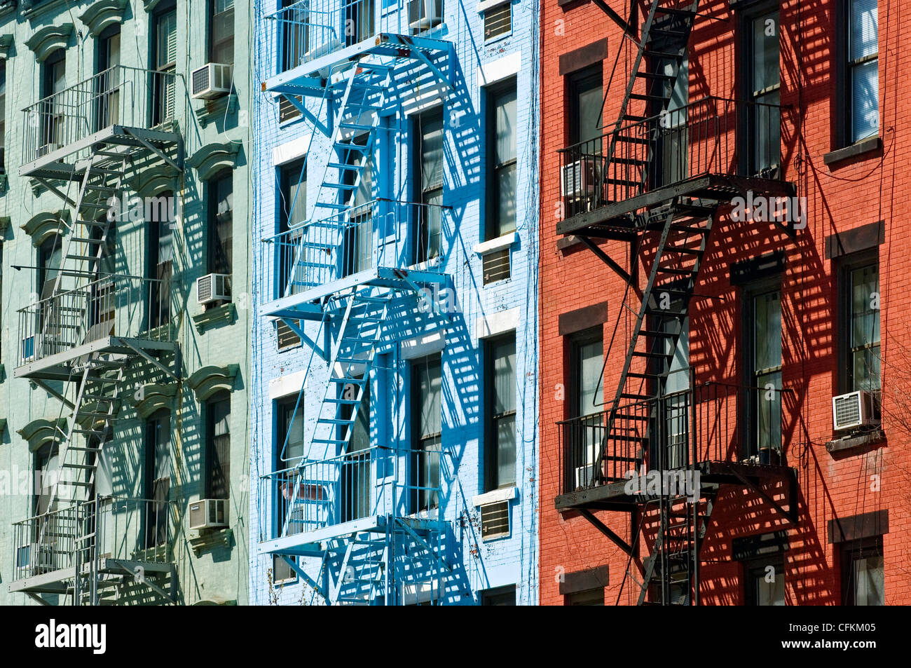 Farbenfrohe Wohnung Mietskasernen mit Feuerleitern in New York City. Stockfoto
