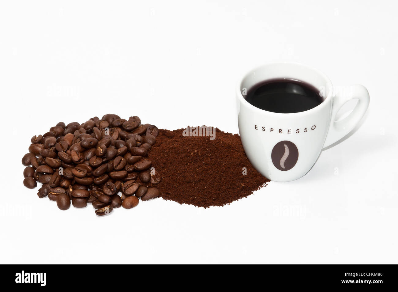 Espressotasse, Kaffeebohnen und Kaffeepulver auf weißem Hintergrund. Stockfoto