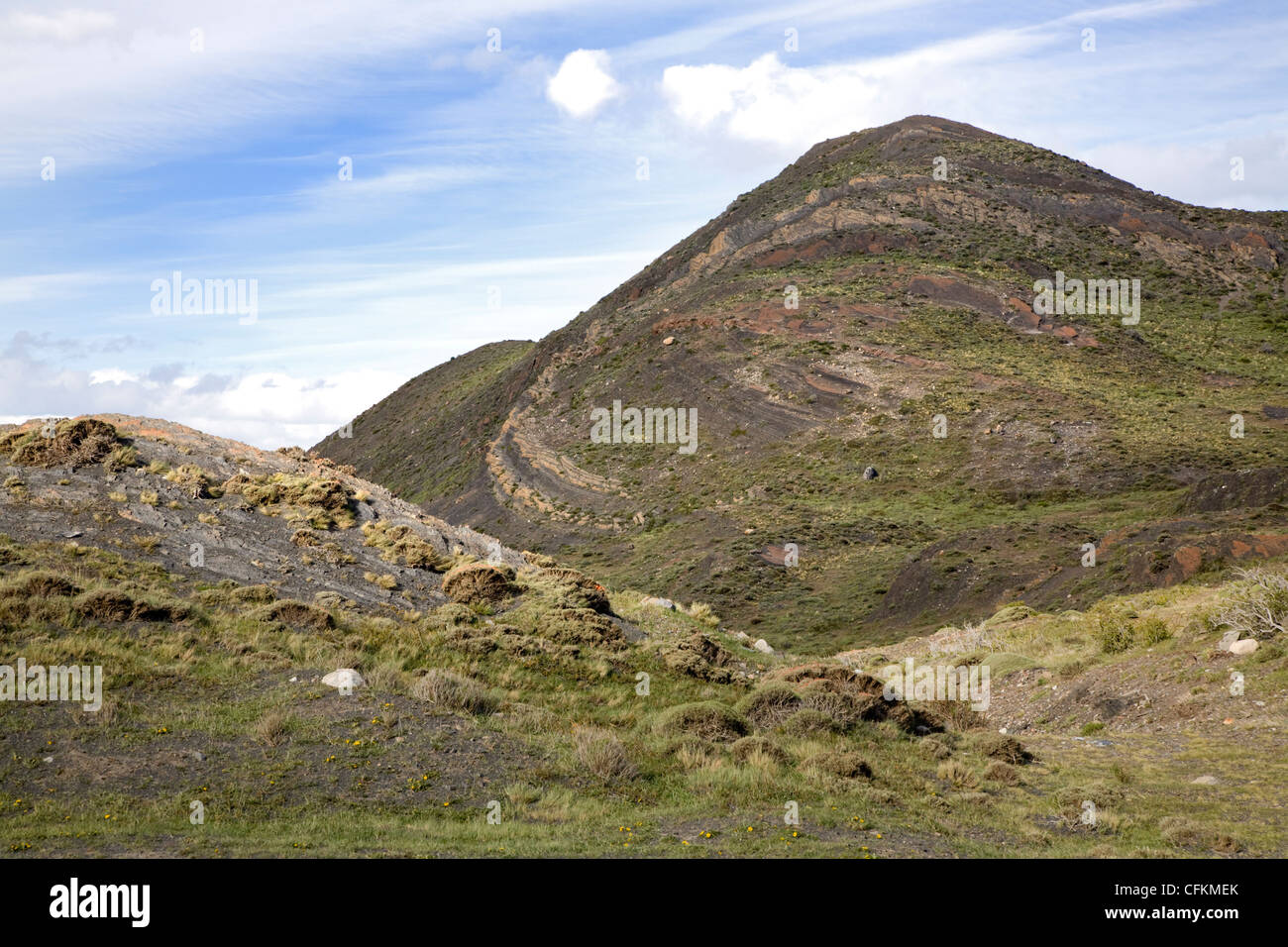Schichten der Felsen zeigt differentielle Erosion, Torres del Paine Nationalpark, Chile Stockfoto