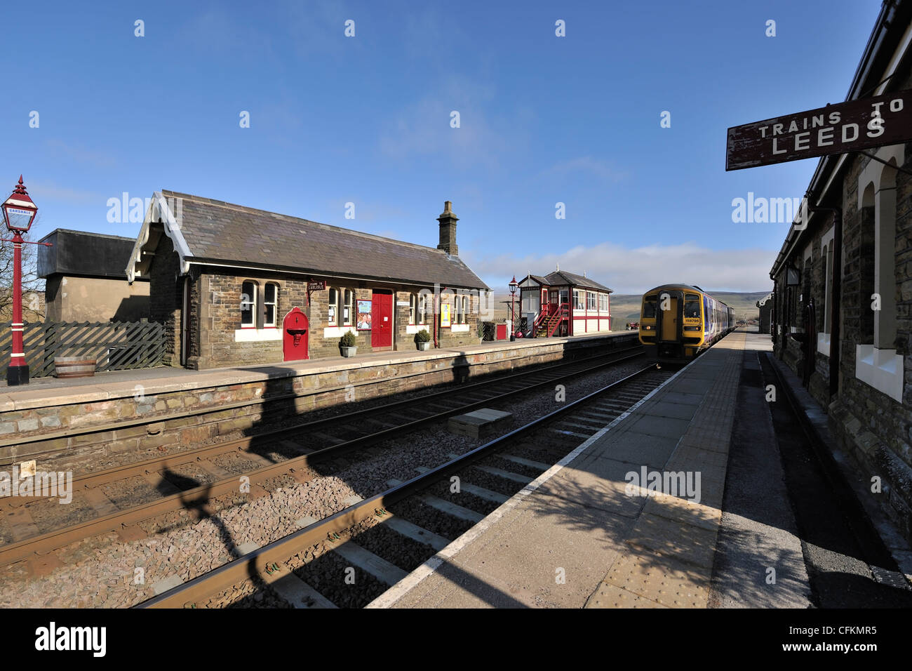 Northern Rail Bahnhof nahenden Garsdale, Carlisle, Eisenbahnlinie, Yorkshire Dales, England zu begleichen Stockfoto