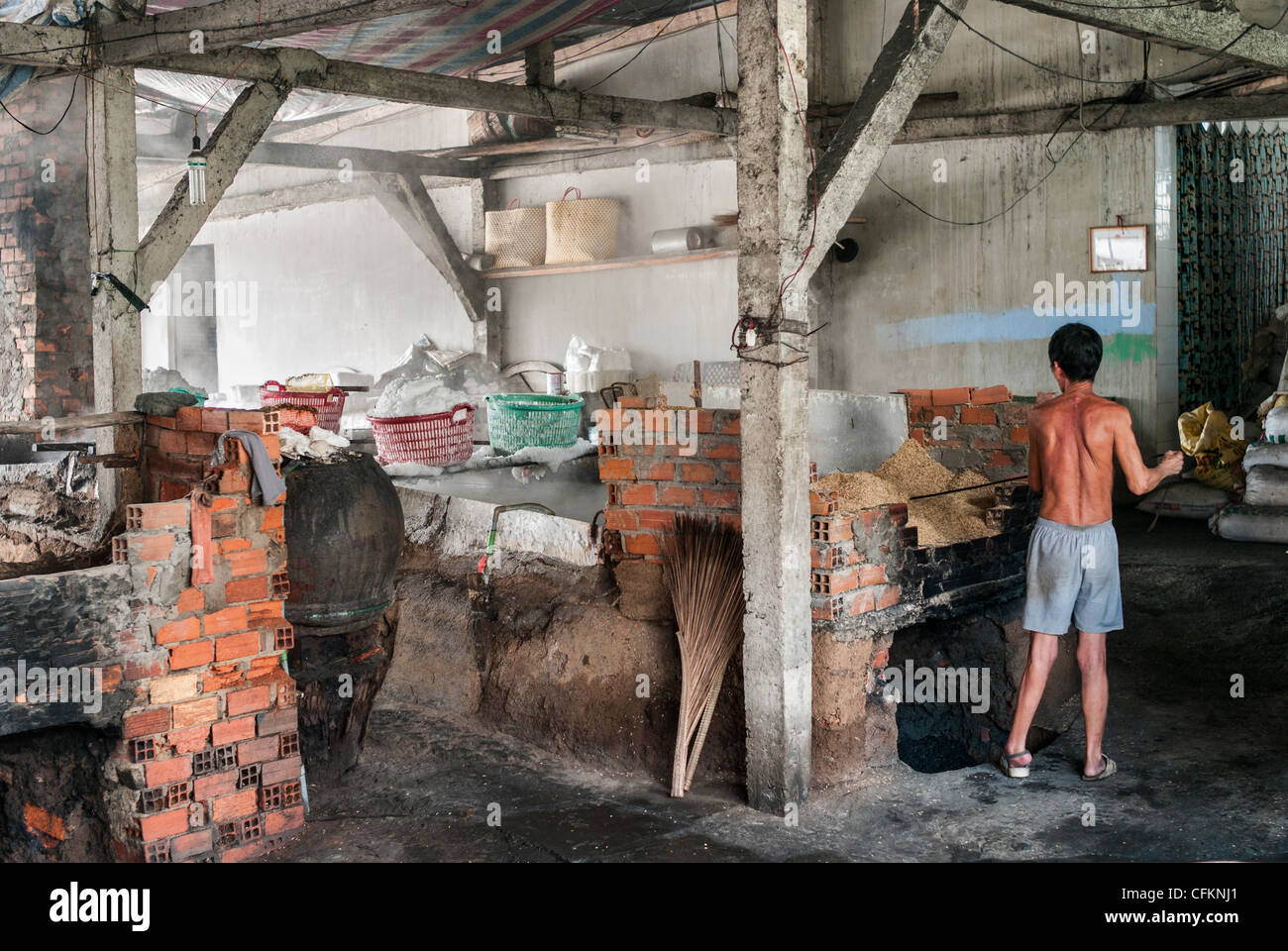 Mann, Salzgewinnung, Mekong Delta, Vietnam. Stockfoto