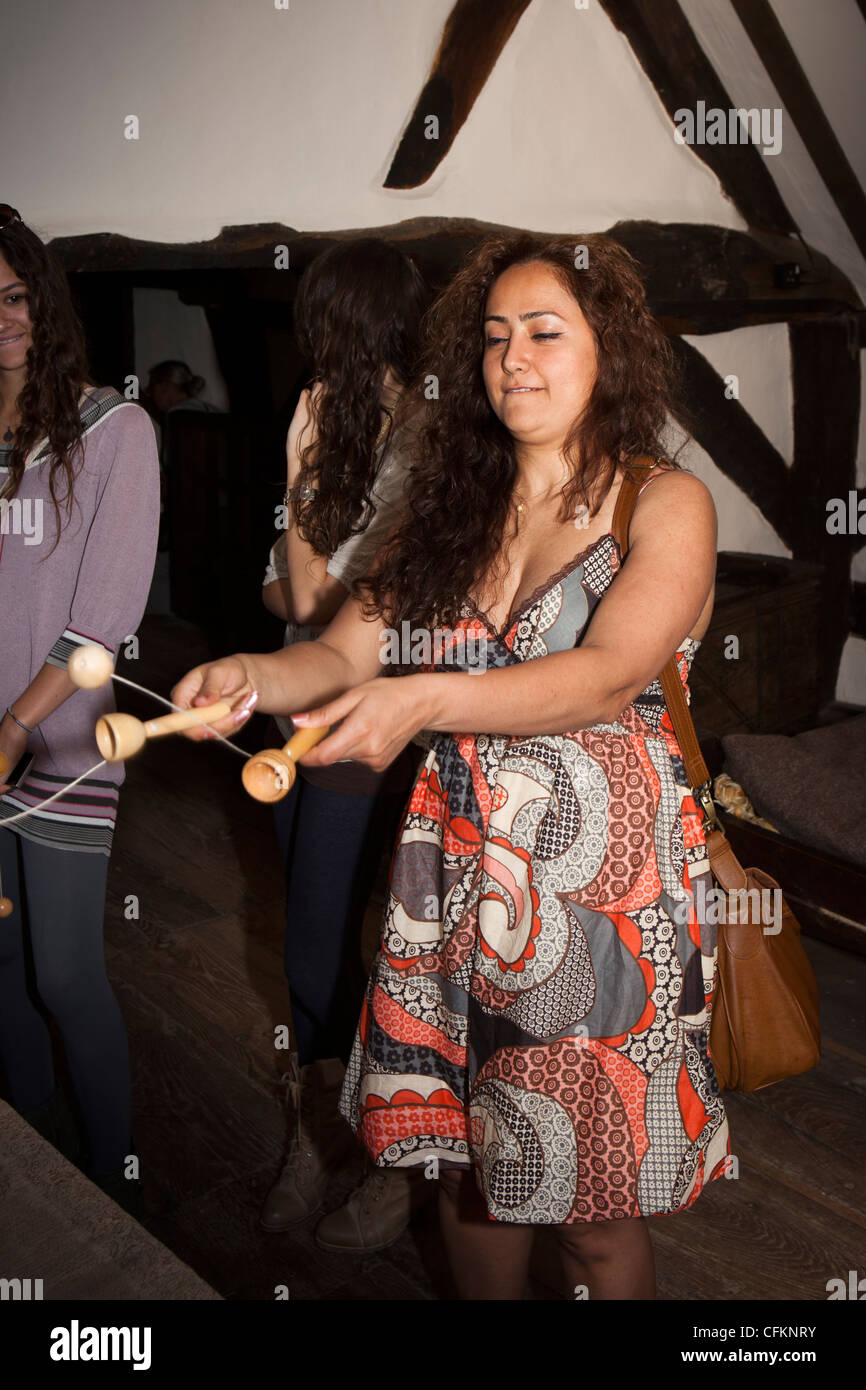 Warwickshire, Wilmcote, Ardens Bauernhof, Spiel zwei Rechtshänder Pokal und Ball Tudor Geschicklichkeitsspiel Besucher Stockfoto
