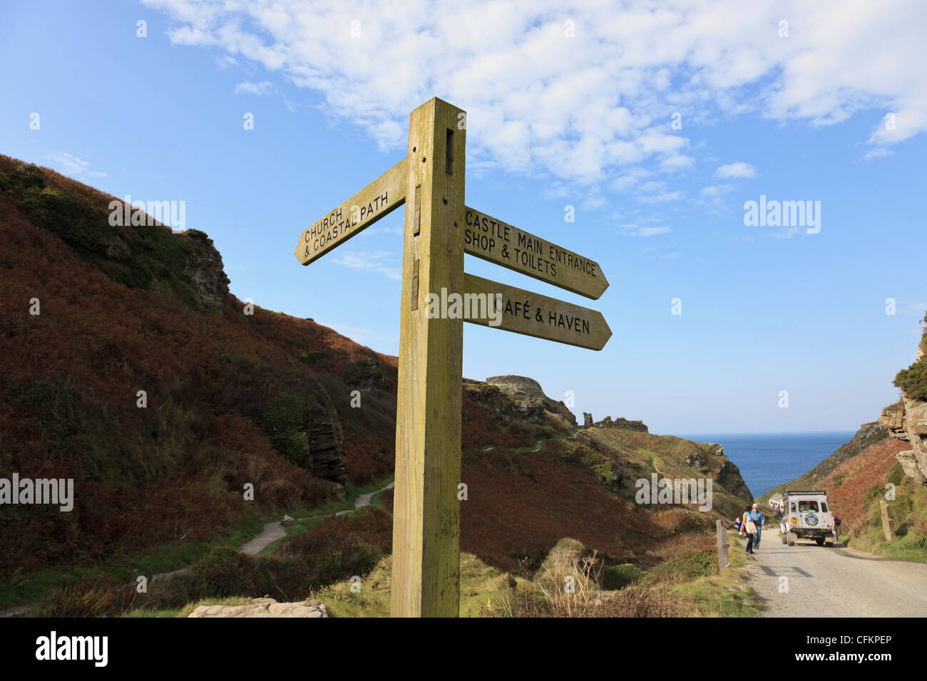 Tintagel, Cornwall, England, Vereinigtes Königreich, Großbritannien. Touristen aus Holz Richtung Wegweiser zur Burg und Küstenweg Stockfoto