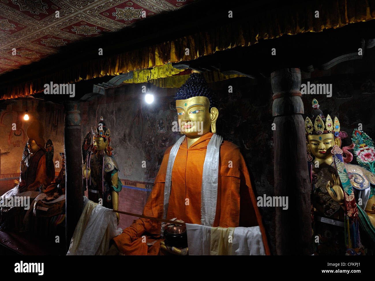 Statue von Shakyamuni Buddha, Gautama Buddha. Im Hintergrund sind Statuen von Guru Rinpoche und zukünftigen Buddha Maitreya Stockfoto