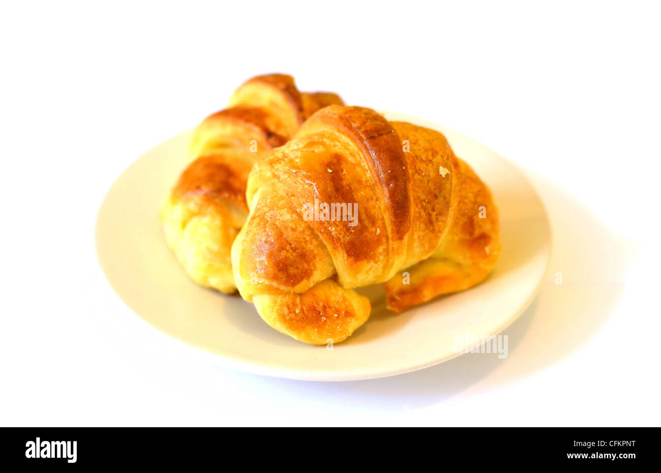 zwei frische Croissant, weiche Whadow auf weiß Gießen. Stockfoto