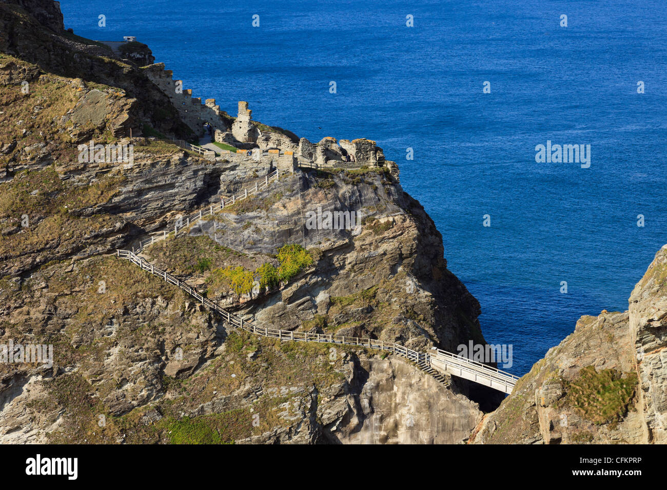 Brücke und Schritte für die Ruinen der legendären Camelot Schloss von König Arthur, der an der felsigen Küste von Cornwall. Tintagel Insel Cornwall England Großbritannien Großbritannien Stockfoto