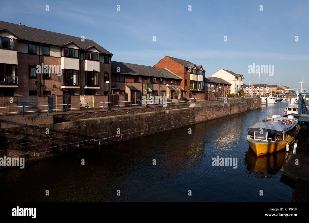 Vertäut Wasserbus Cardiff Bay und Wohnimmobilien in Penarth Marina, The Vale of Glamorgan, South Wales, UK Stockfoto