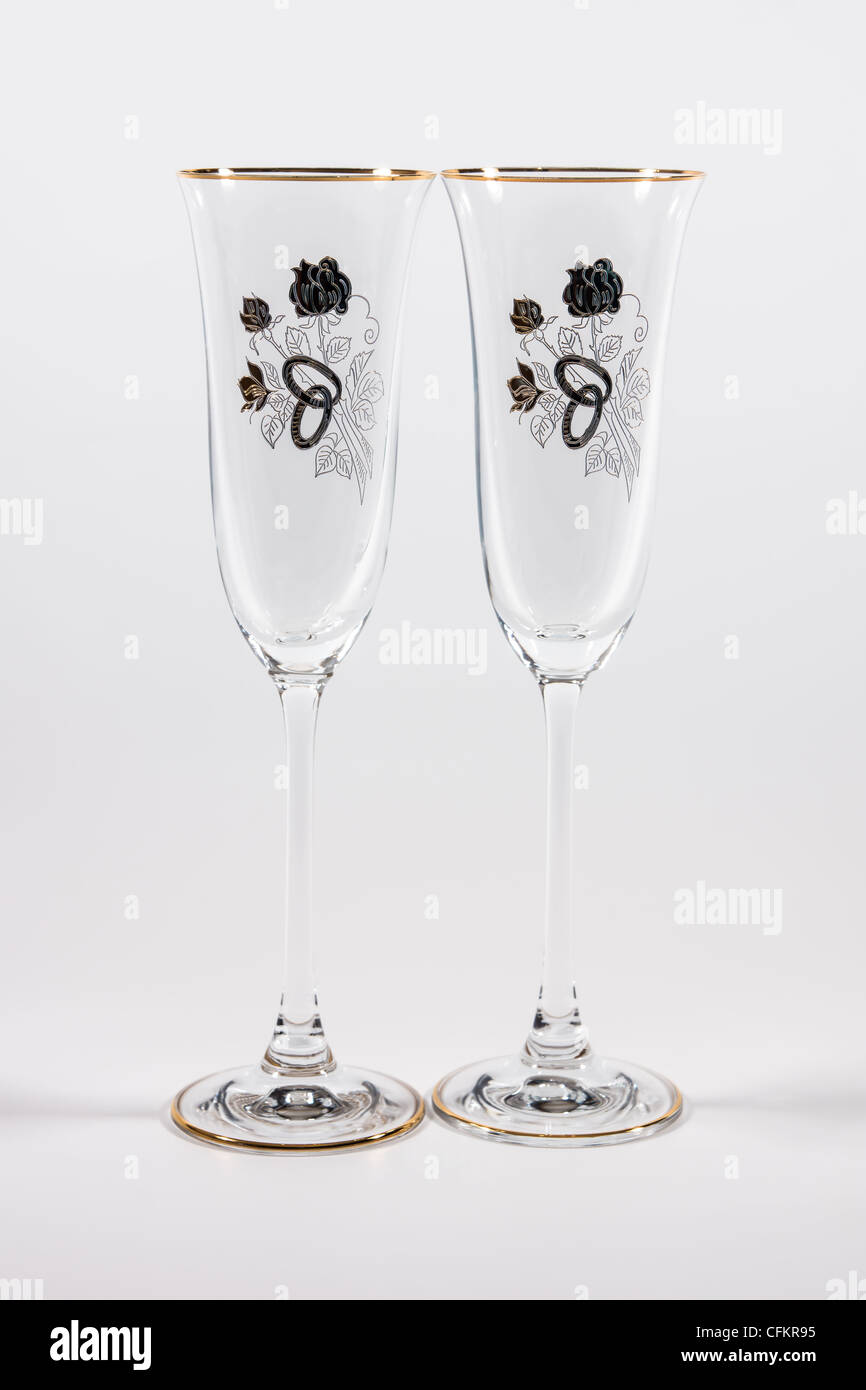 Hochzeit-Gläser auf weißem Hintergrund Stockfoto