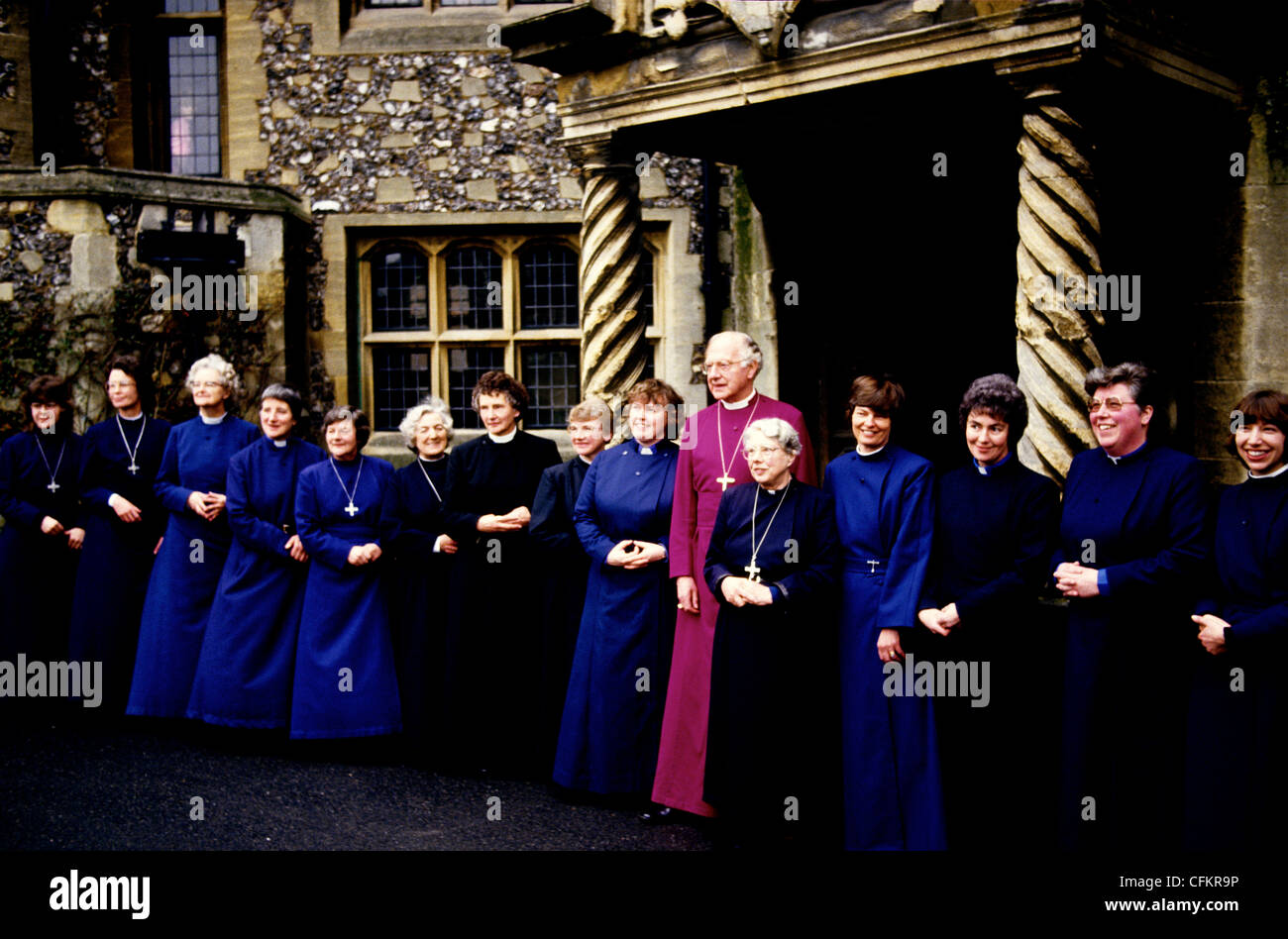 Erzbischof Runcie von Canterbury posiert mit neu ordinierten Frauen Priester in Canterbury Stockfoto