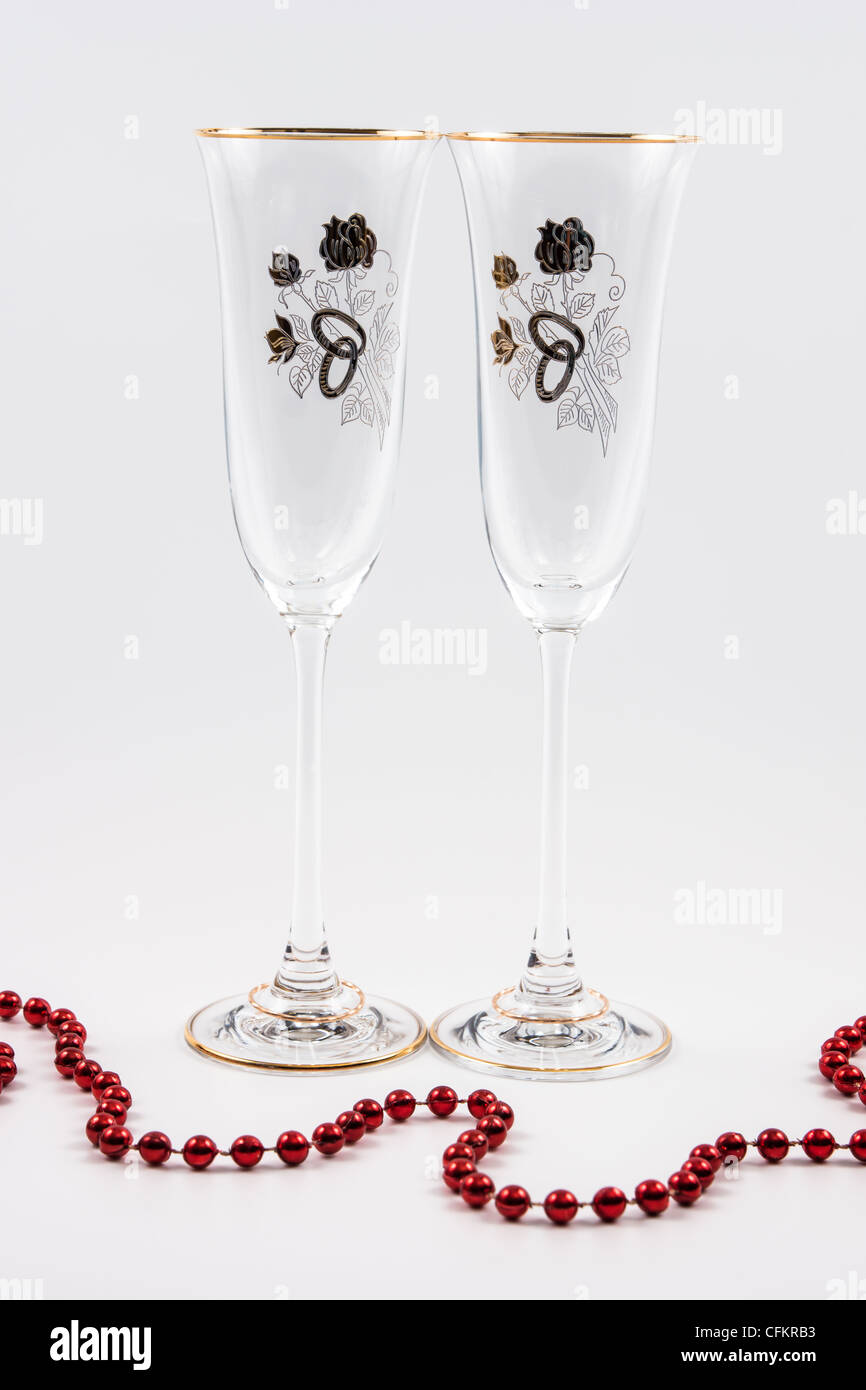 Hochzeit-Gläser auf weißem Hintergrund Stockfoto