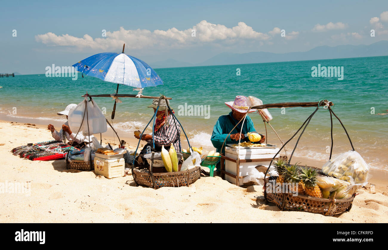 Strand-Hausierer Verkauf von Obst und Maiskolben am Strand in Ko Samui, Süd-Thailand Stockfoto