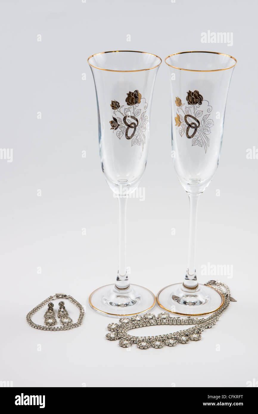 Hochzeit-Gläser auf weißem Hintergrund Stockfoto
