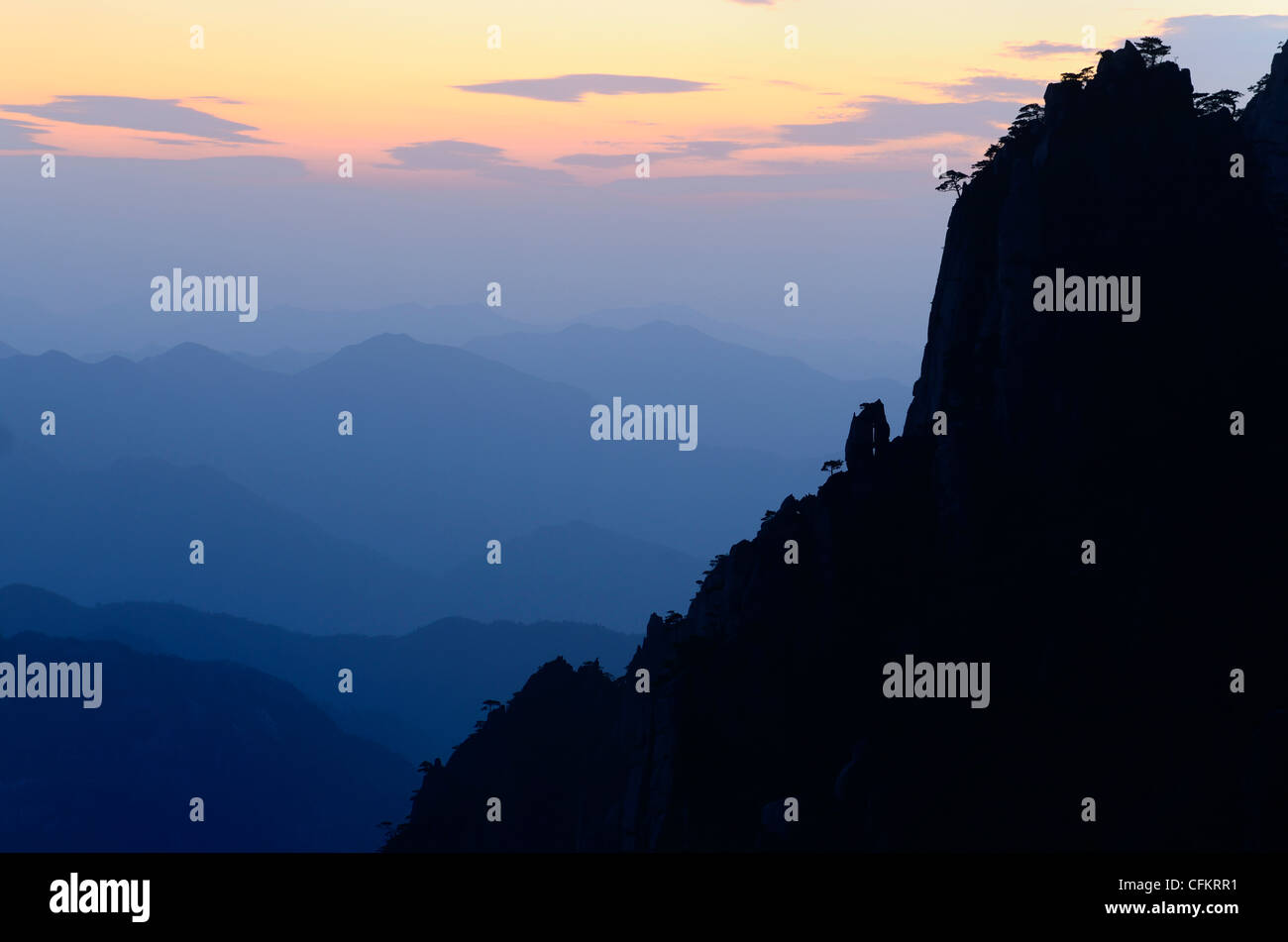 Zurückweichenden blauen Spitzen am Westmeer von Cloud zerstreuen Pavillon in der Dämmerung auf Huangshan Yellow Mountain Volksrepublik China Stockfoto