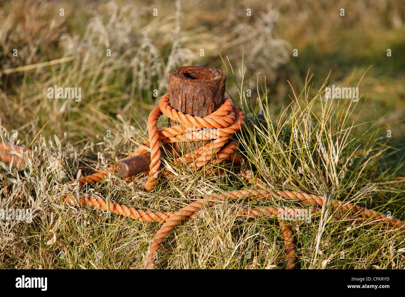 Einem alten rostigen Post, wo Fischer binden ihr Handwerk bei Nichtgebrauch, Morston Quay, Norfolk, Großbritannien Stockfoto