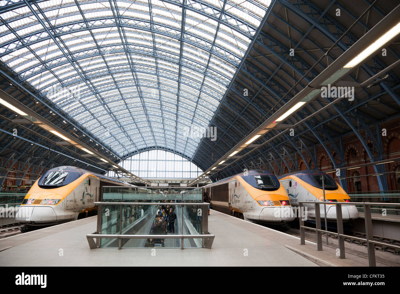 Passagiere, die an der London Eurostar-Terminal St. Pancras International, London, England, UK Stockfoto