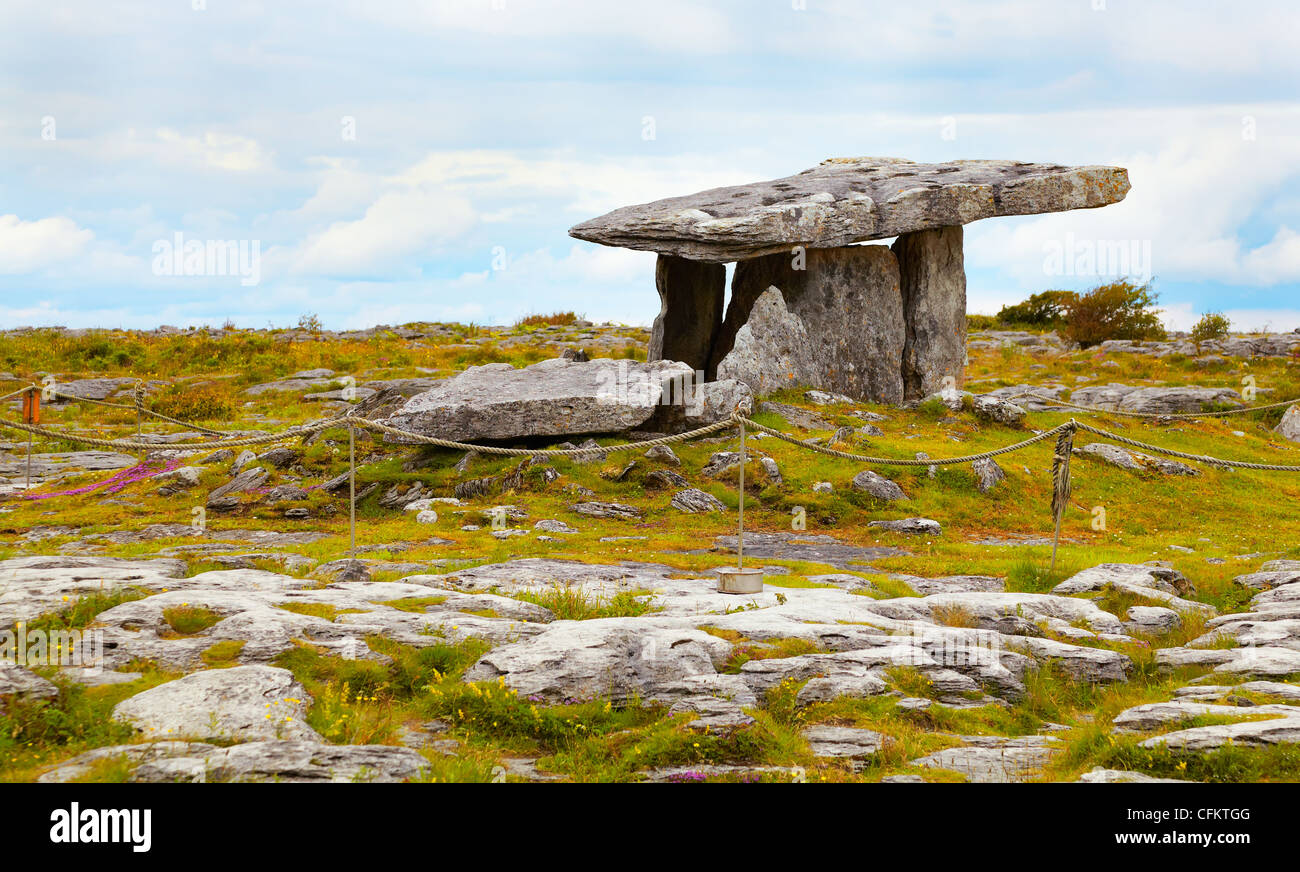 Landschaft der Poulnabrone megalithische Grabstätte in die Burren, Irland. Stockfoto