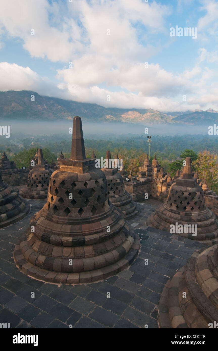 Borobudur Tempel am sonnigen Morgen. Zentraljava, Indonesien Stockfoto