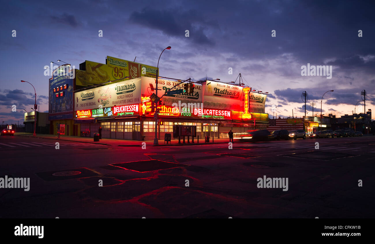 Nathans berühmten Hot-Dog die ursprünglichen Speicherort in Coney Island, New York, USA, am 25. Februar 2012. (Adrien Veczan) Stockfoto