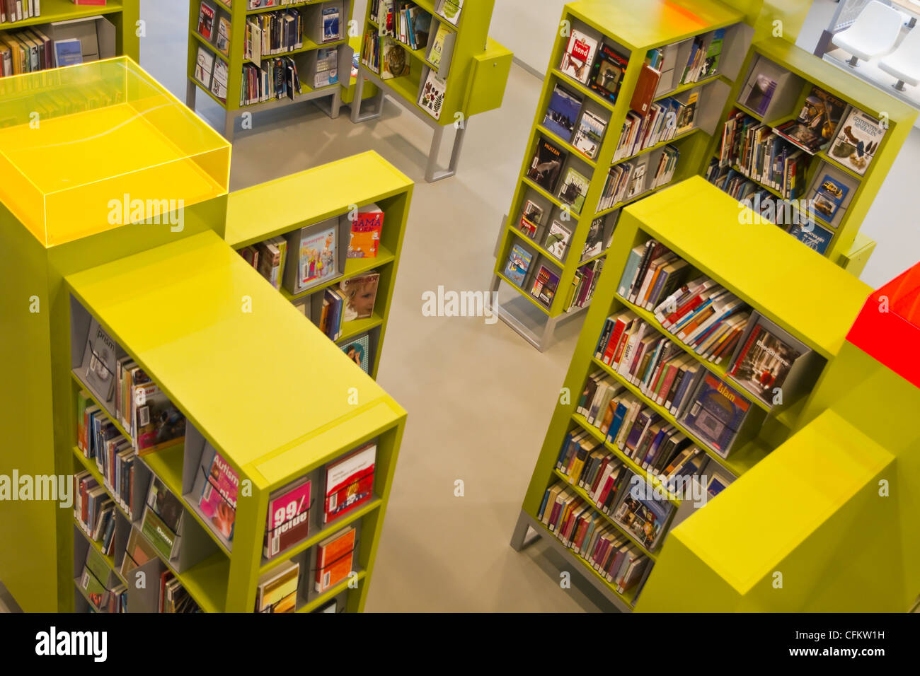 Den Haag, la Haye, die Niederlande-Übersicht über einen Teil des Inneren des neuen Build moderne Bibliothek in den Haag, Niederlande. Stockfoto