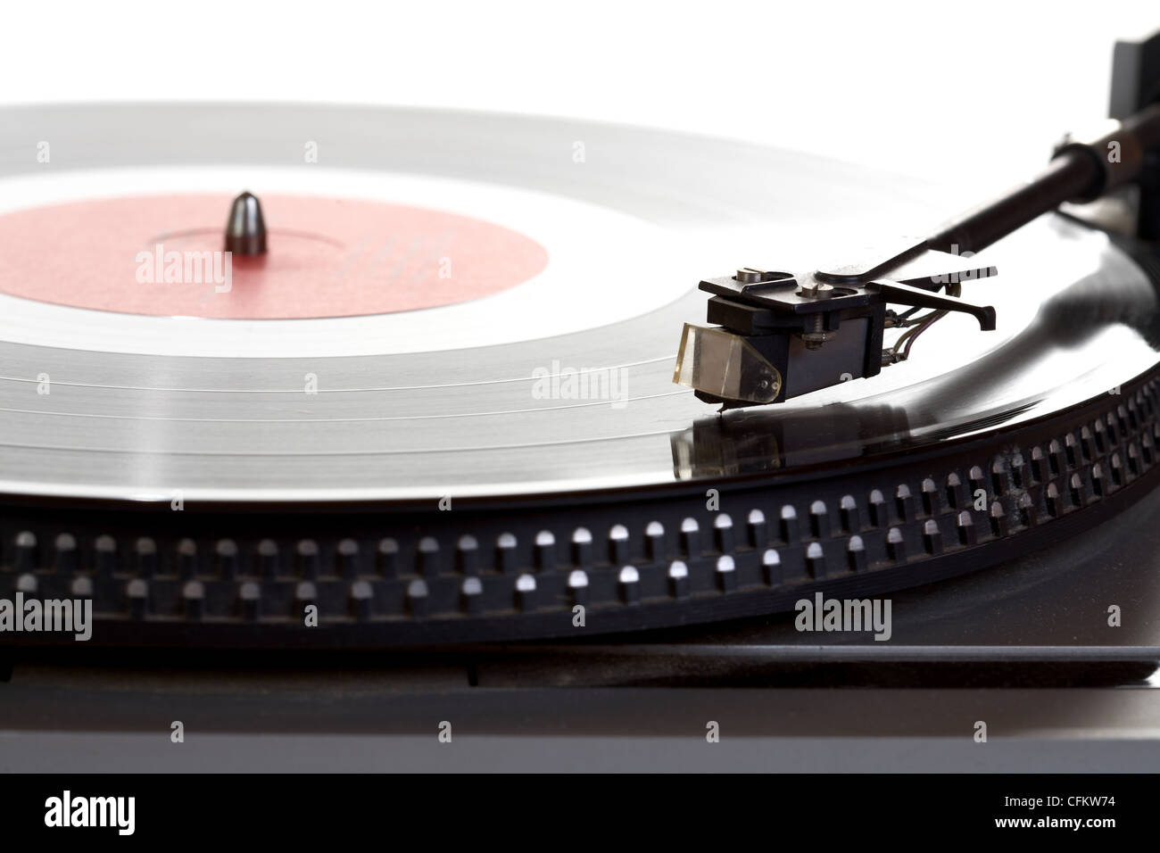 Alte Spieler und Vinyl-Schallplatte auf einem weißen Hintergrund Stockfoto