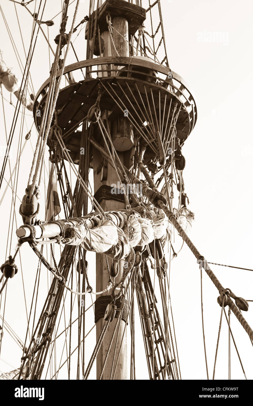 Großen Mast mit Seilen und Segeln auf russische Fregatte Shtandart. Sepia Farbe. Stockfoto
