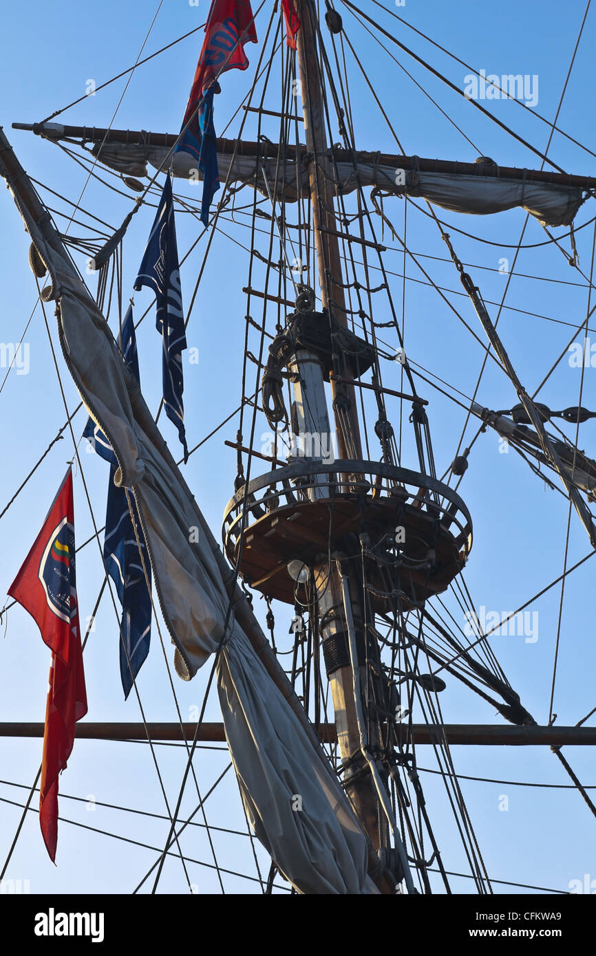 Großen Mast mit Seilen, Fahnen und Segel auf russische Fregatte Shtandart Stockfoto