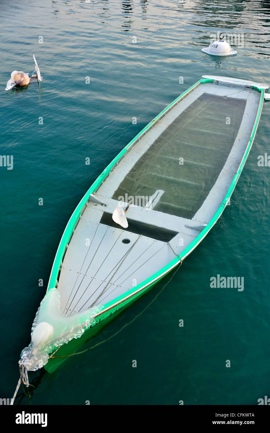 Versunkenen Boot. Ein Durchnässtes Boot in den eisigen Gewässern des Genfer Sees Stockfoto