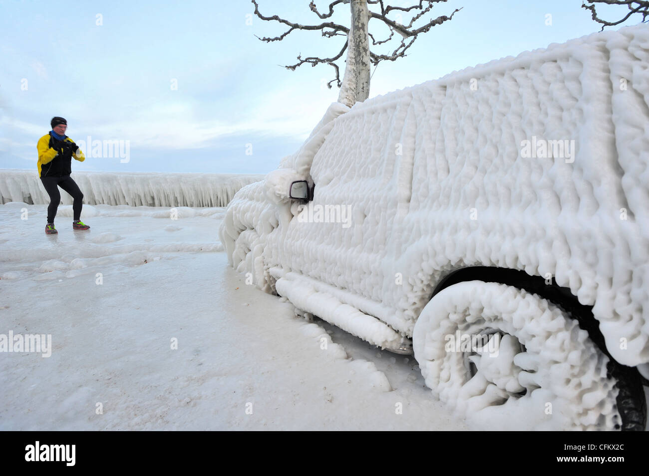 Mann ein Foto von einem Auto eingefroren im Eis in Versoix, Schweiz, am Genfer See Stockfoto