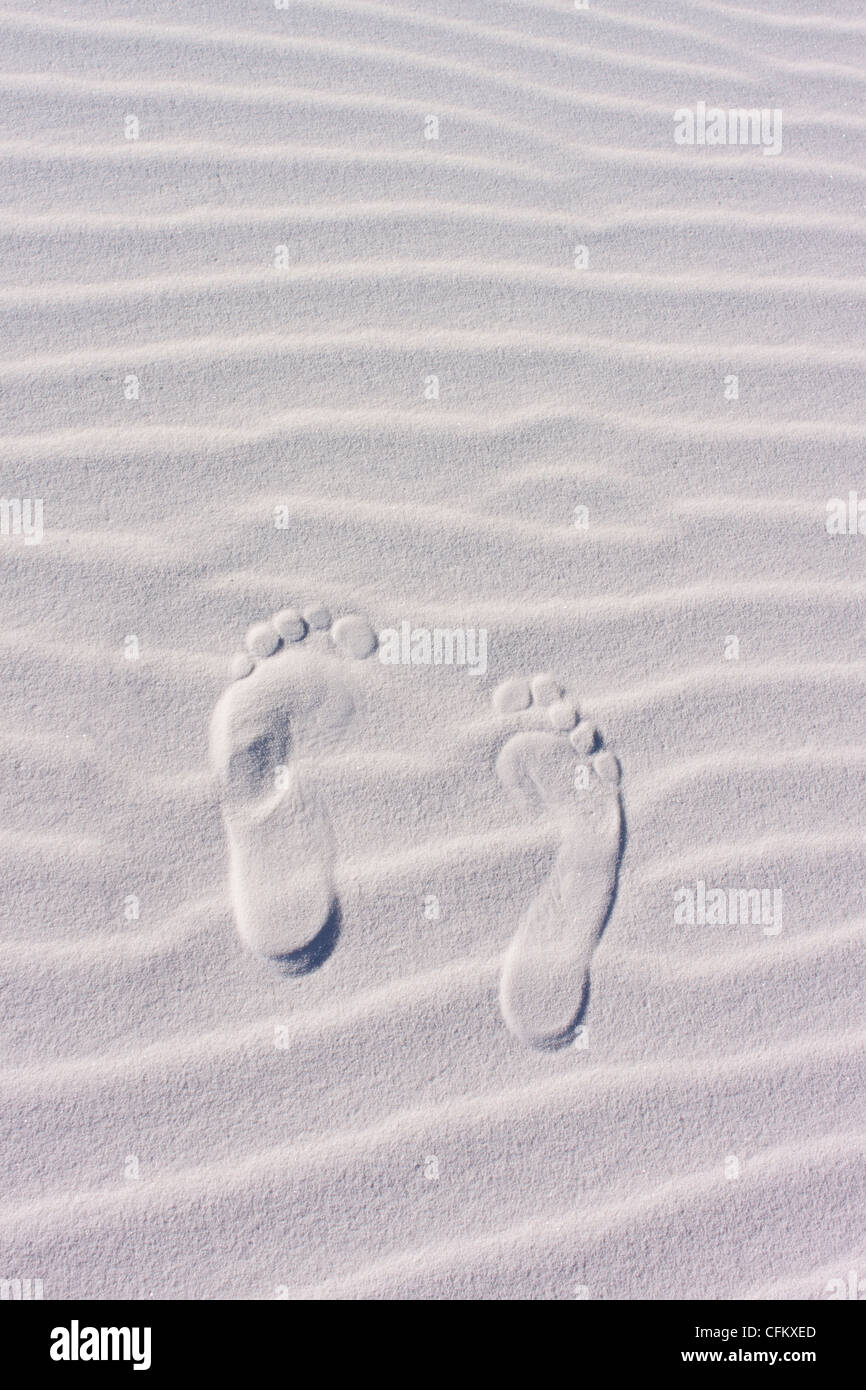Sanddünen mit Wellen mit nackten Fußabdruck Stockfoto
