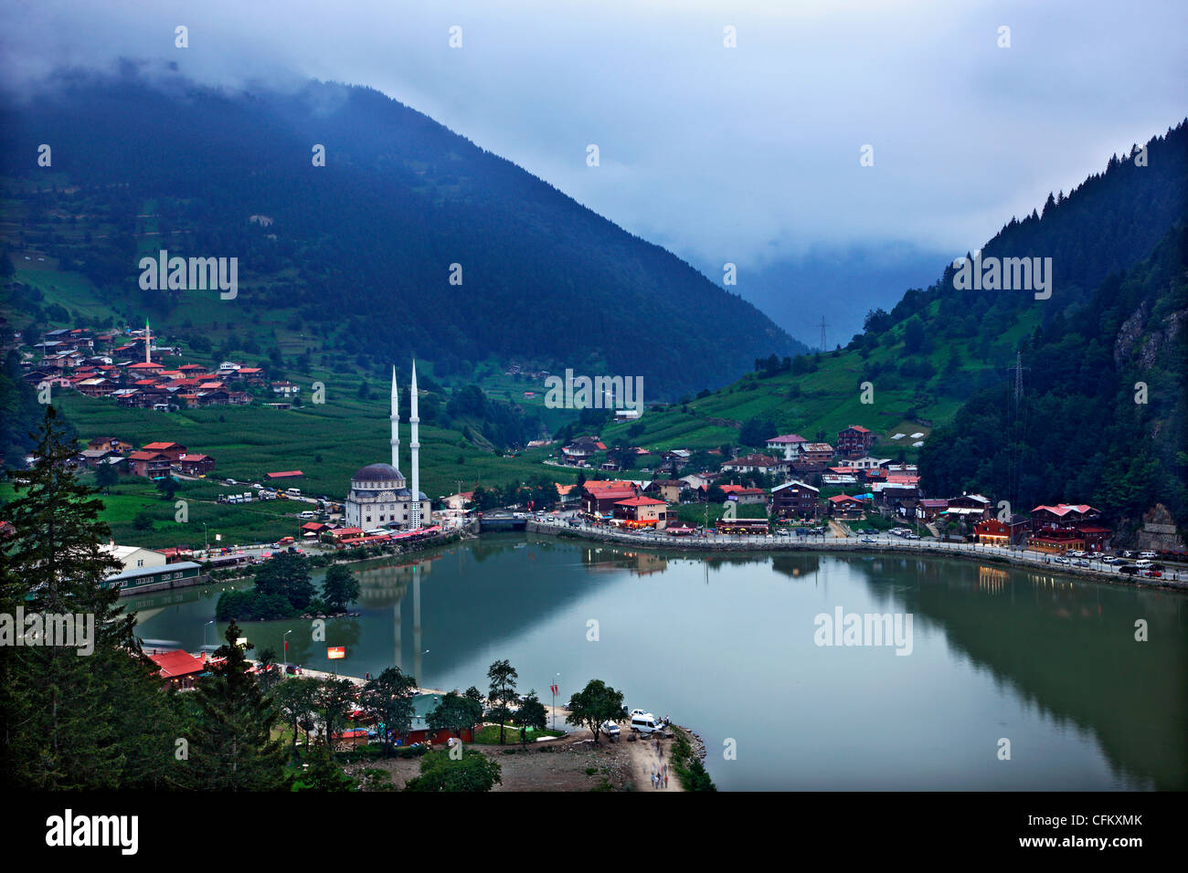 Uzun See ("Uzungol"), alpine Landschaft in der Provinz Trabzon, Schwarzmeer-Region der Türkei. Stockfoto