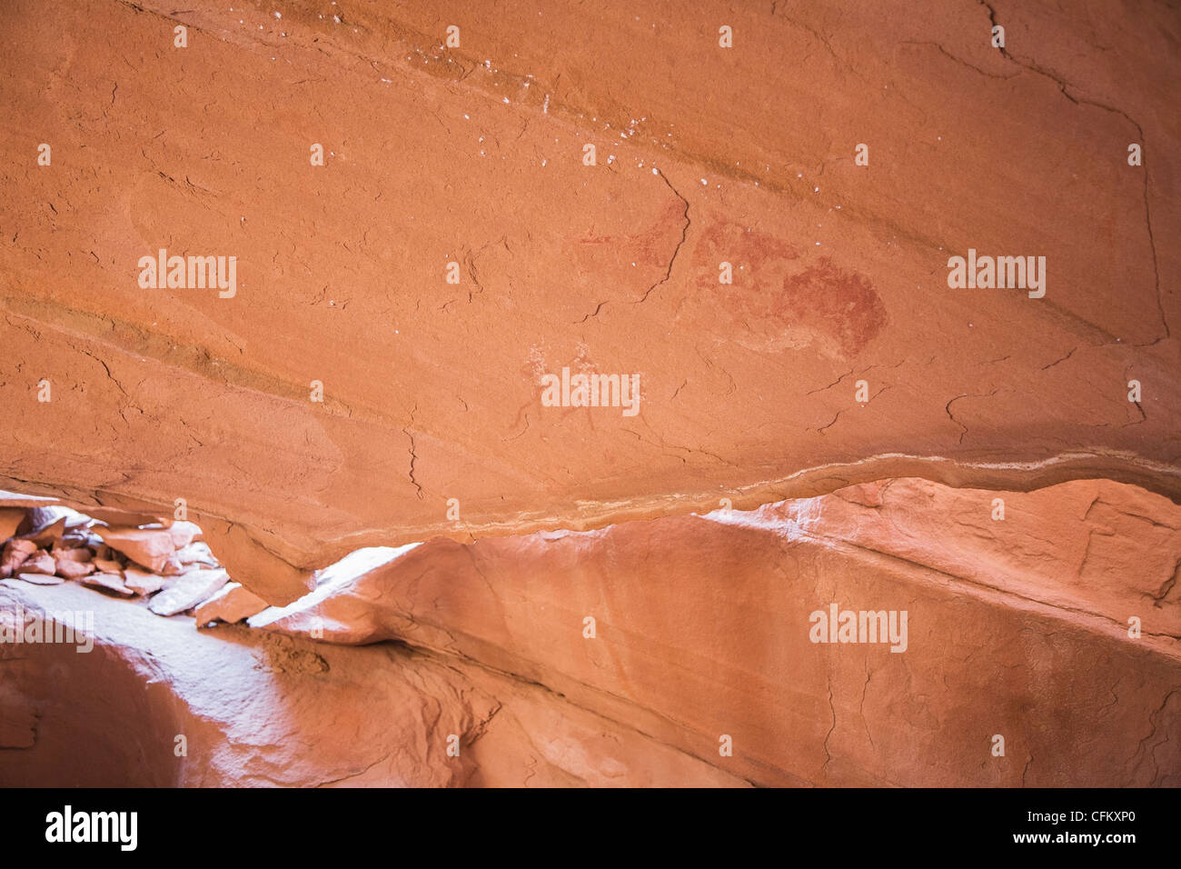 Uralte Höhlenmalerei von drei Figuren, Skeleton Coast, Namibia Stockfoto