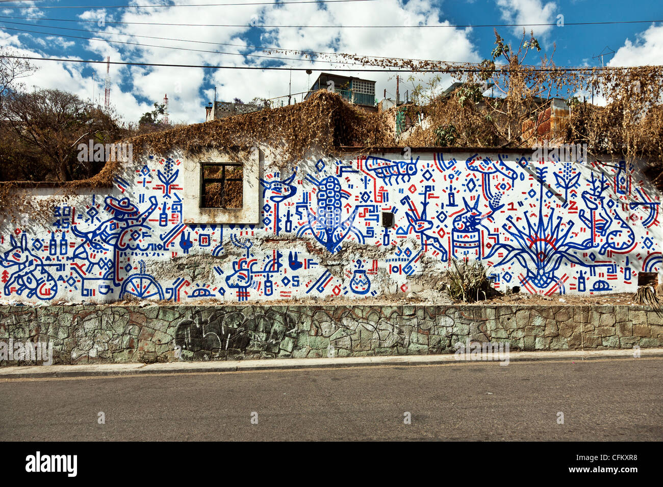 Außenwand des dachlose Hausruine bedeckt mit neugierig Glyphe wie rote weiße & blauen geometrischen dekorativen Markierungen Oaxaca Stockfoto