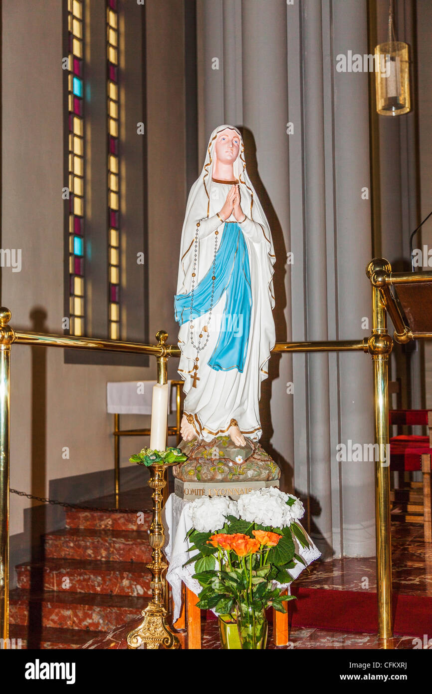 Statue einer betenden Nonne in die Landakotskirkja römisch-katholische Kathedrale, Reykjavik, Island Stockfoto