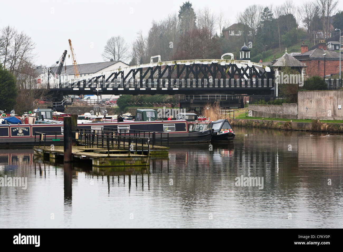 Die erste elektrisch Drehbrücke in Großbritannien über den River Weaver in Northwich, Cheshire. Stockfoto