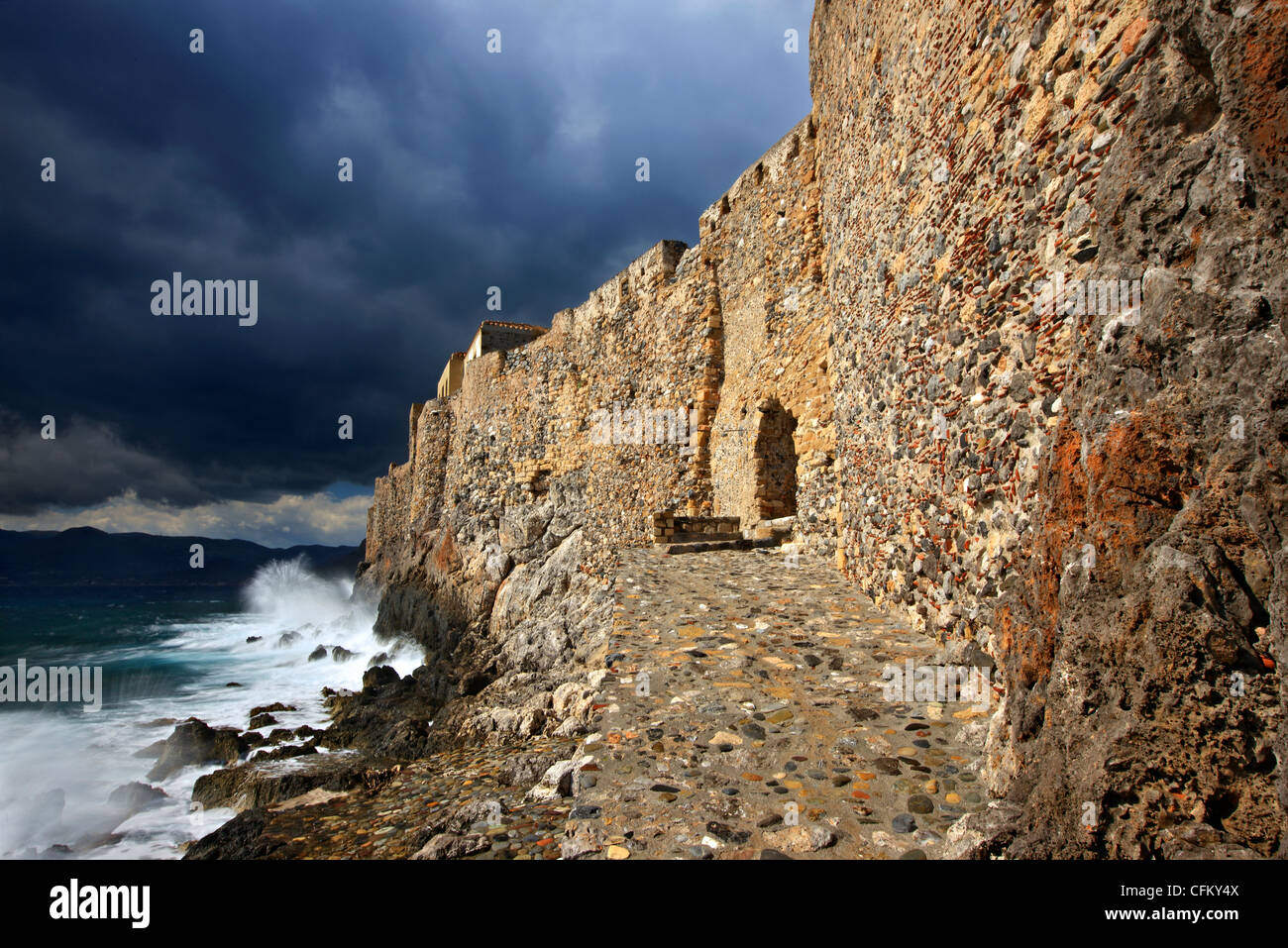 Teil der großen Wände der Castletown von Monemvasia, in der Nähe von "Portello", das einzige Tor des Schlosses bis zum Meer. Griechenland Stockfoto