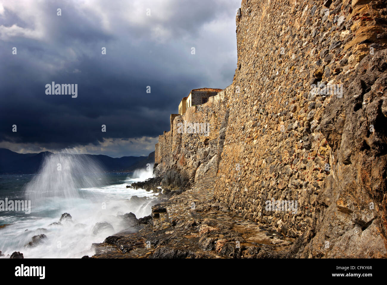 Teil der großen Wände der Castletown von Monemvasia, in der Nähe von "Portello", das einzige Tor des Schlosses bis zum Meer. Griechenland Stockfoto
