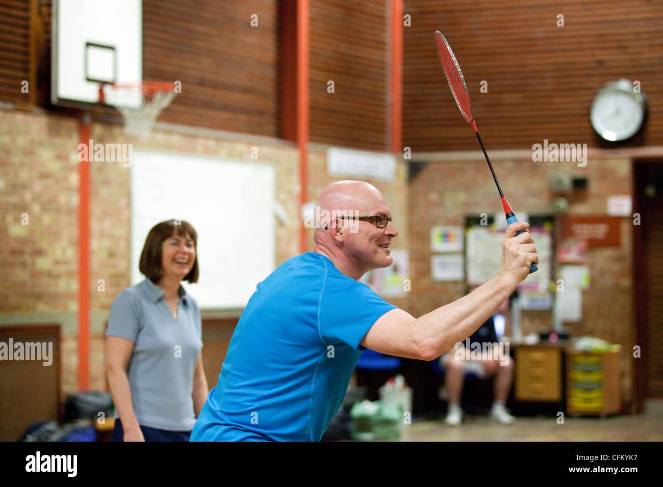 Ein Ehepaar mittleren Alters, Badminton spielen, bei ihrem lokalen Verein, Newmarket Suffolk UK Stockfoto