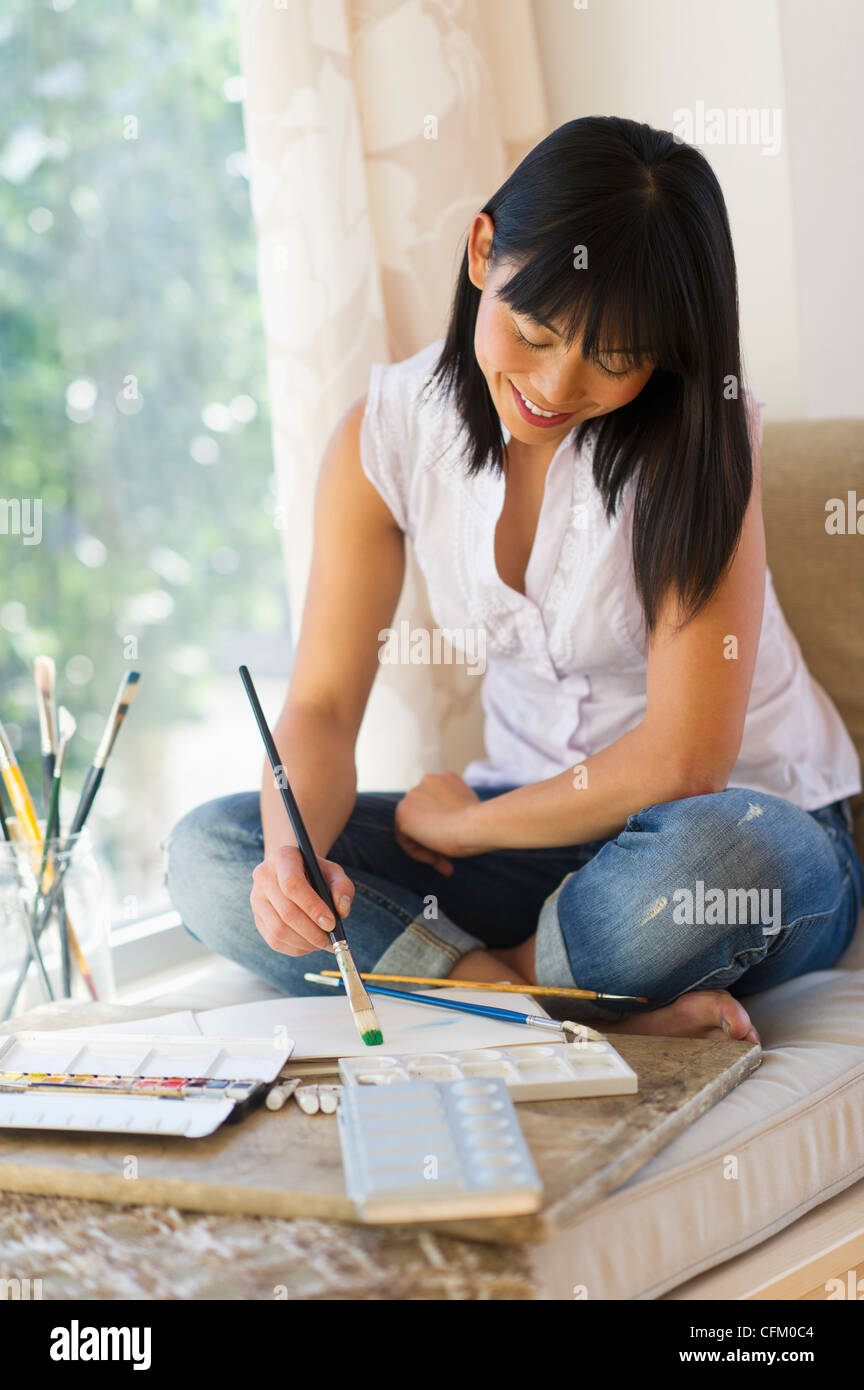 USA, New Jersey, Jersey City, Mitte Erwachsene Frau zu Hause malen Stockfoto