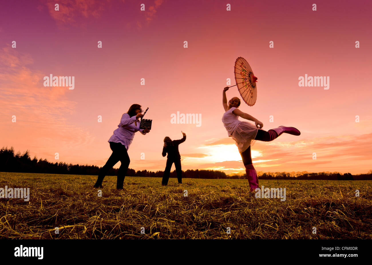 Schülerinnen und Schüler aus einem bald zu gestartete Community-geführten darstellende Kunst-Gruppe, einem Werbefilm zusammen. East Sussex, UK. Stockfoto