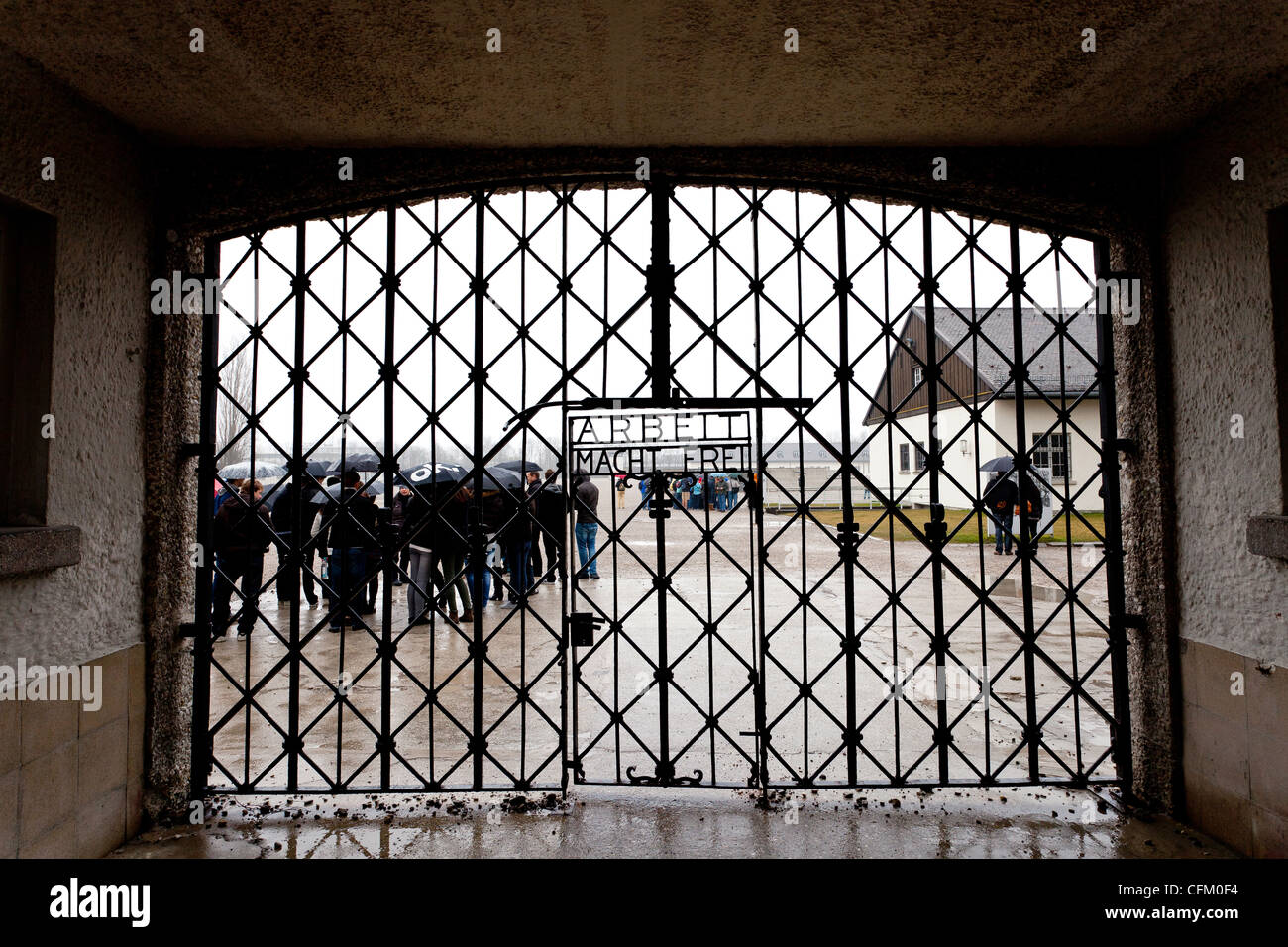 Eingangstore mit der Aufschrift "Arbeit Macht Frei" im KZ Dachau in Bayern, Deutschland. Stockfoto