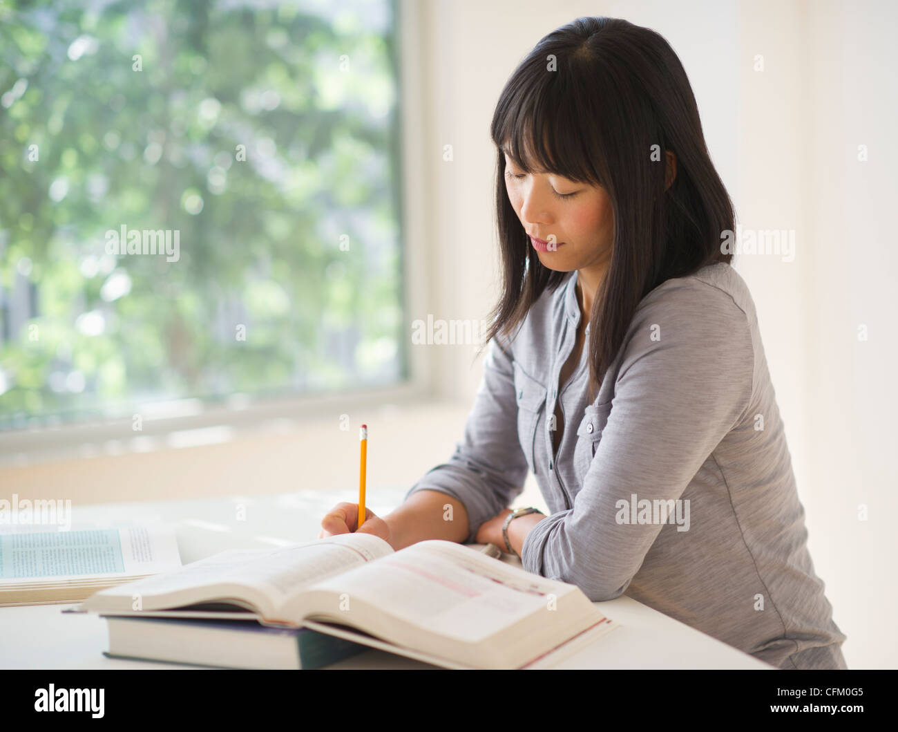 USA, New Jersey, Jersey City, Frau studieren Stockfoto