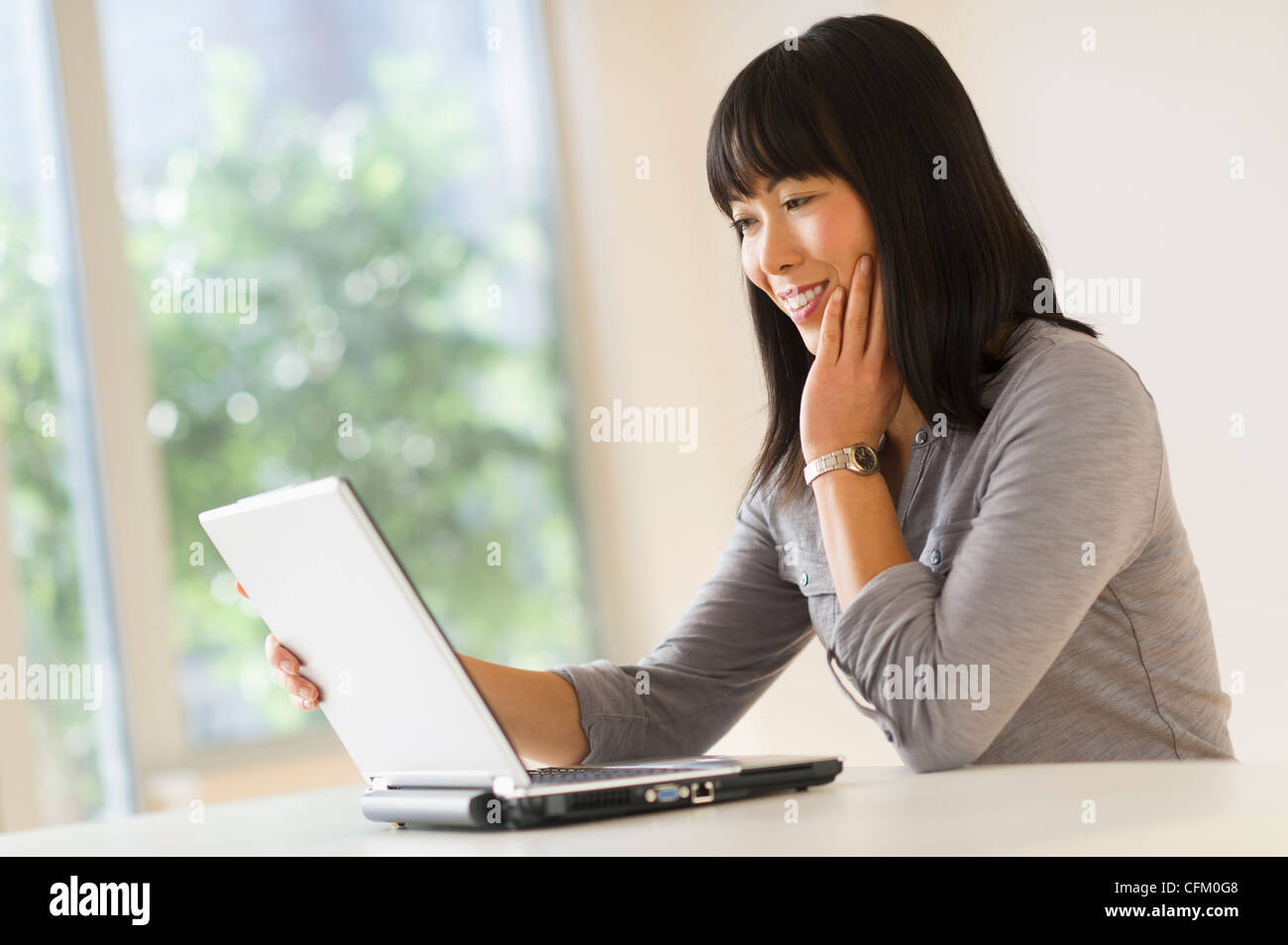 USA, New Jersey, Jersey City, Smiling Frau mit laptop Stockfoto